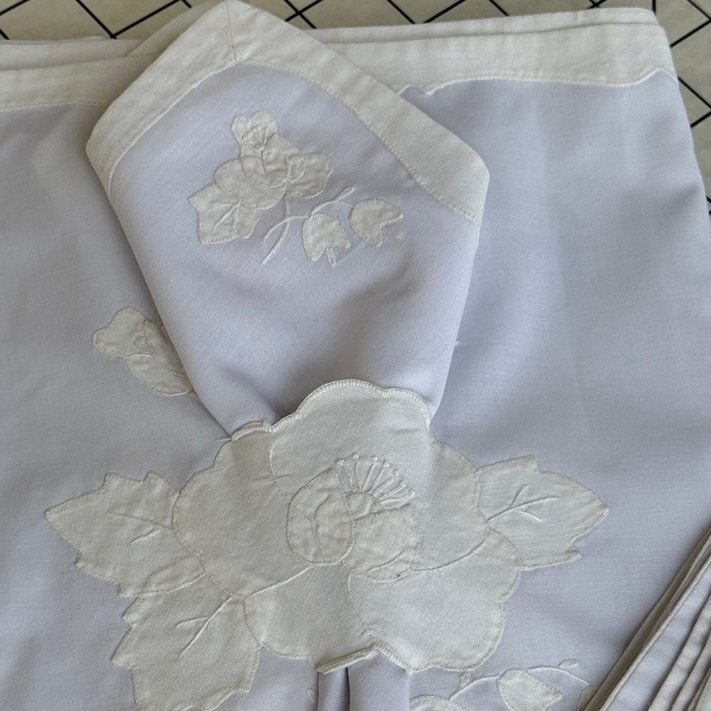White Embroidered Table Linen - Picture 10 of 11